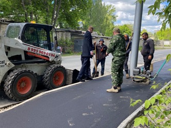 Александр Маслов осмотрел ход работ по строительству тротуаров в Кировском районе